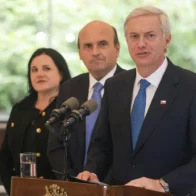 Kast da continuidad a política migratoria de Chile y expulsa a primer grupo de extranjeros