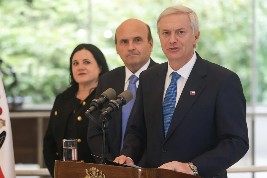 Kast da continuidad a política migratoria de Chile y expulsa a primer grupo de extranjeros