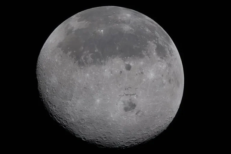 Los astronautas de Artemis II alcanzan la órbita lunar tras más de 50 años de ausencia humana