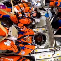 Misión Artemis II: cómo son los trajes de los astronautas y la razón de su color naranja