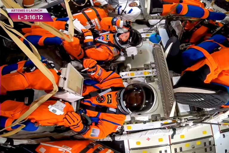 Misión Artemis II: cómo son los trajes de los astronautas y la razón de su color naranja