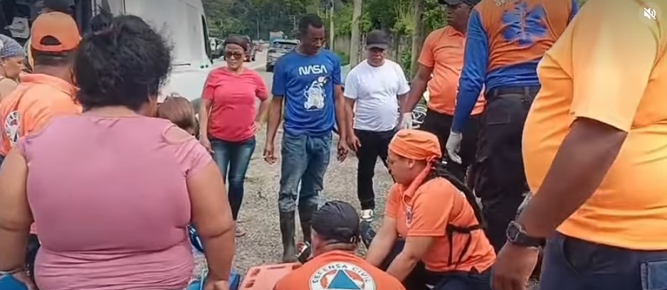 Defensa Civil asiste a dos personas heridas tras atropello en la Autopista Duarte