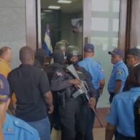 Coronel imputado por agresión es trasladado a sala de audiencia en SDE