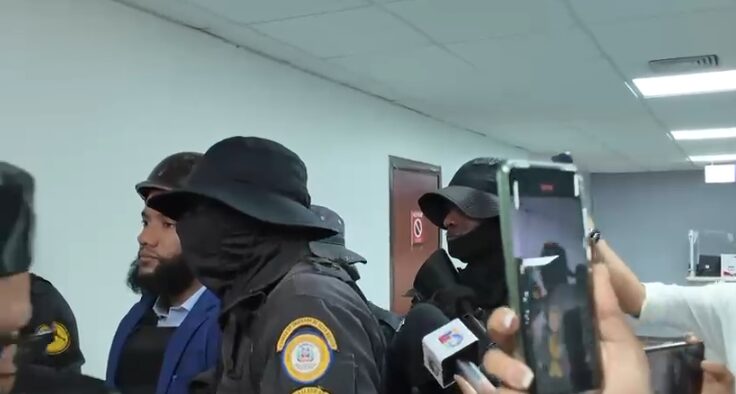 Fiscal Aurelio Valdez Alcántara llega bajo custodia a tribunal