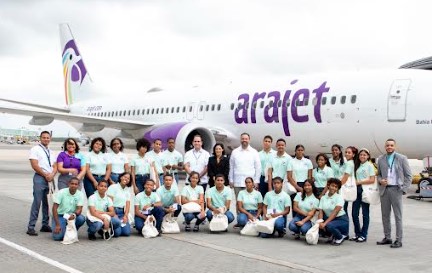 Arajet y el Aeropuerto de Punta Cana realizan primera edición de “Piloto por un Día” con jóvenes estudiantes en Punta Cana