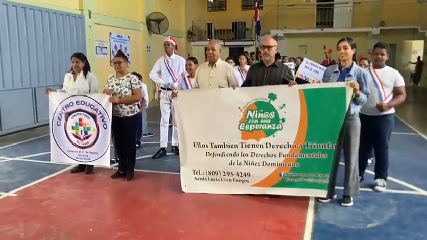 Marchan en Santiago para exigir protección de la niñez y alertan sobre consumo de vape en menores