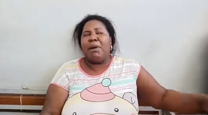 “Yo le dije que fuera temprano a la fiscalía y por ahí me la mató”: madre narra entre llanto feminicidio de su hija en Neyba