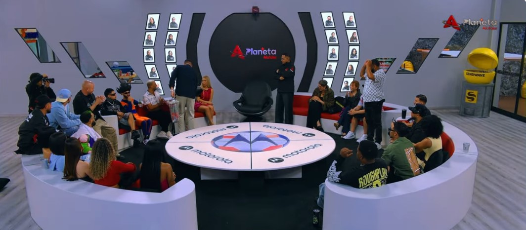 Prime Time de Planeta Alofoke inicia con entrada de Bryan Elton con flores; surge tema con Ana Beato