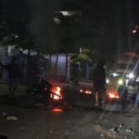 Quema de gomas y cierre de calle en Ramón Cáceres de Moca por obra inconclusa
