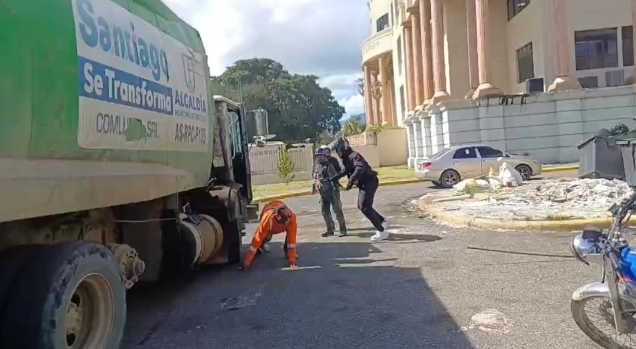 Chofer de camión recolector muere tras ser apuñalado luego de incidente con motorista por roce vehículo en Santiago