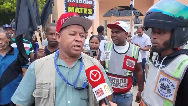 Residentes de la avenida Ecológica protestan frente al Palacio Nacional contra desalojos