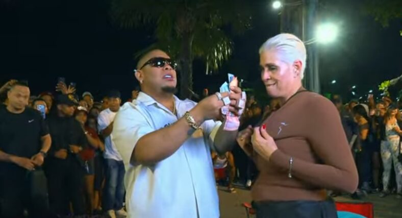 Bulín 47 donó RD$100,000 a “La Viuda Blanca” durante misión en Planeta Alofoke