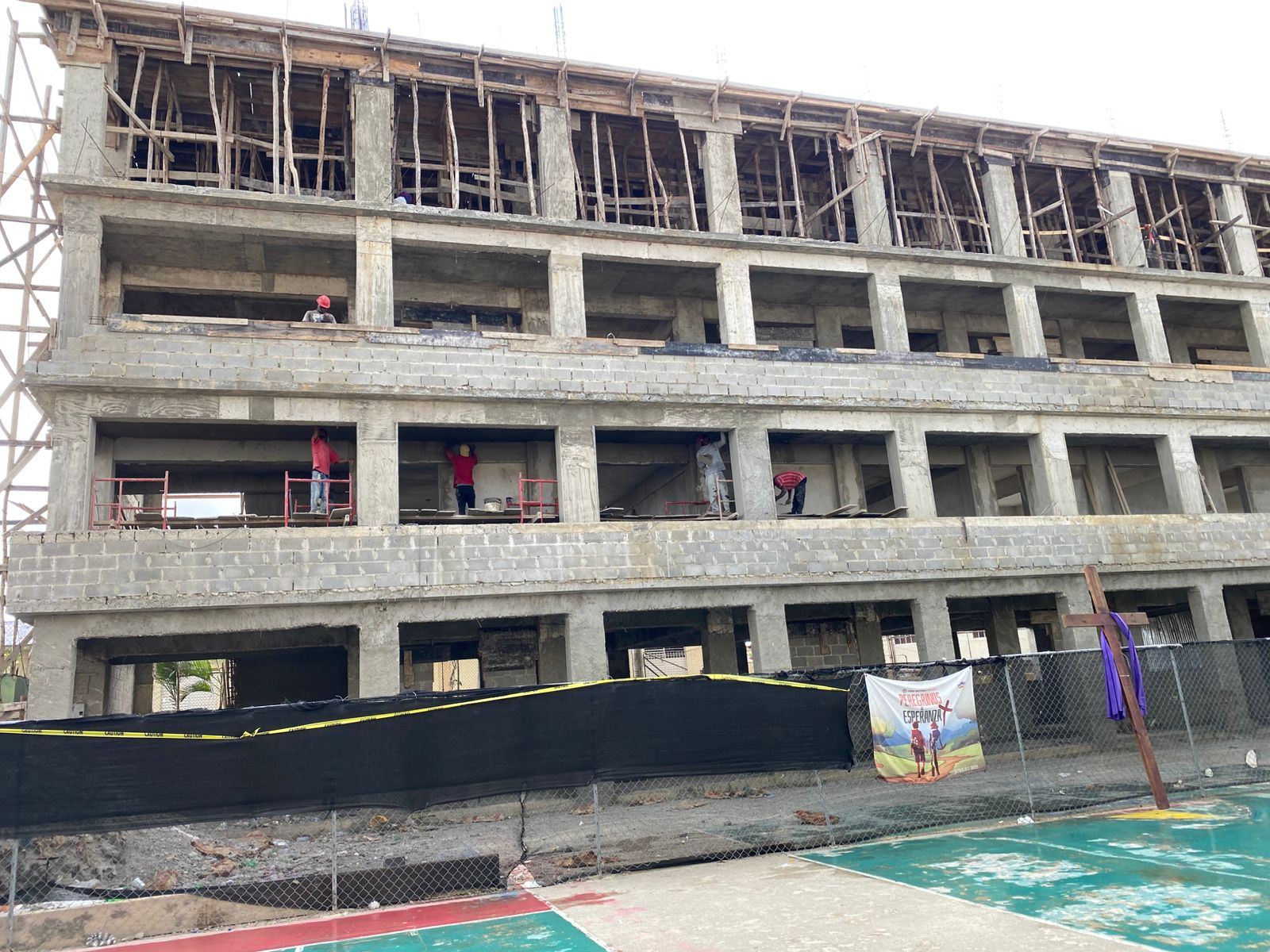 Estudiantes del Centro Educativo Cristo Rey deben ser trasladados a otras escuela debido a retraso en construcción de aulas