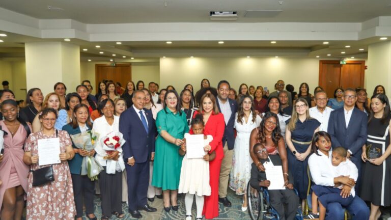 Supérate gradúa primer grupo de madres y padres en cuidados y apoyo a personas con discapacidad