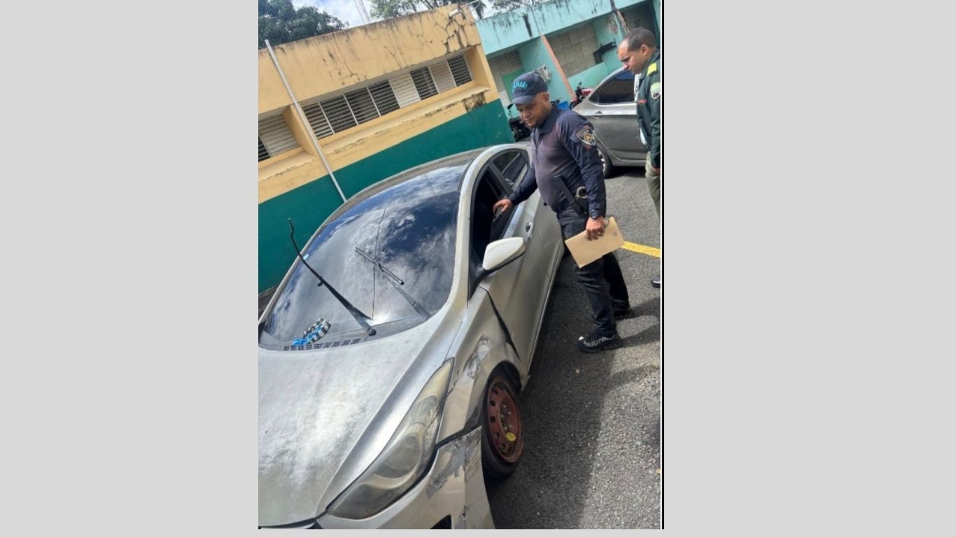 Policía Nacional recupera en Bonao vehículo robado en La Vega tras accidente de los presuntos responsables