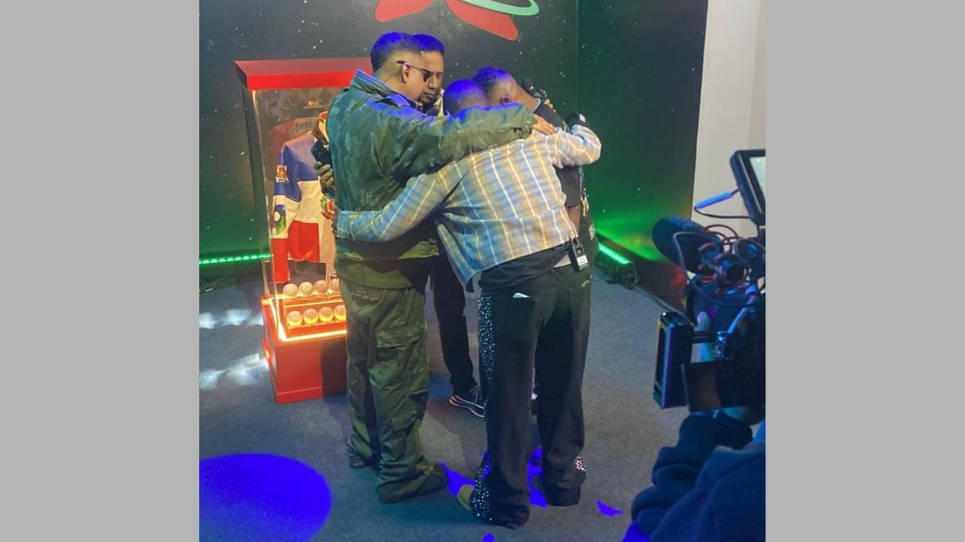 Histórico reencuentro en Planeta Alofoke: Santiago Matías sorprende junto a Chico Sandy y DJ Topo