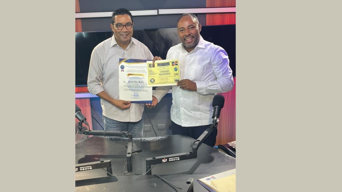 Leonardo Ortiz es reconocido como “Periodista del Año” en San Cristóbal