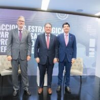 El vicepresidente ejecutivo de la AIRD, Mario Pujols, el ministro de Industria Comercio y Mipymes, Yayo Sanz Lovatón y el presidente de la AIRD, Julio Brache, durante un Encuentro Industrial.