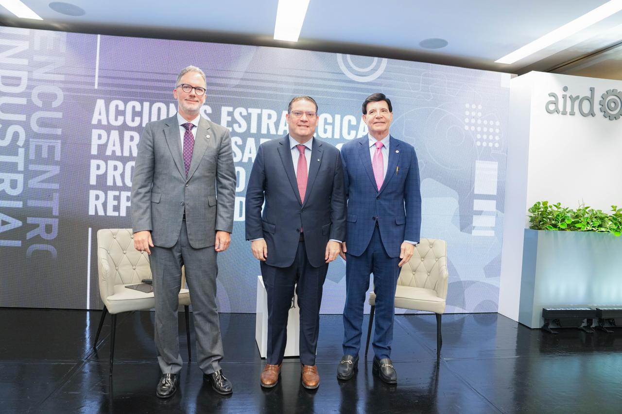 El vicepresidente ejecutivo de la AIRD, Mario Pujols, el ministro de Industria Comercio y Mipymes, Yayo Sanz Lovatón y el presidente de la AIRD, Julio Brache, durante un Encuentro Industrial.