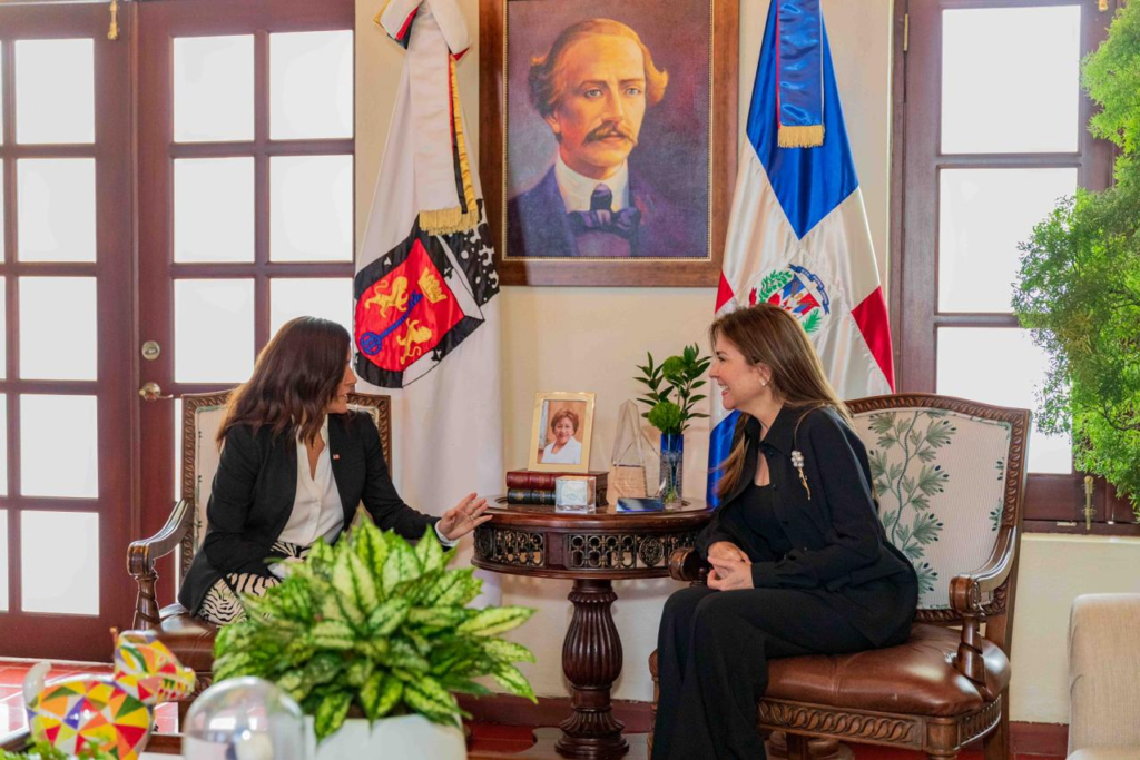 Embajadora de EE. UU. y Carolina Mejía refuerzan cooperación en reunión en la Ciudad Colonial