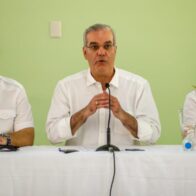 Abinader anuncia construcción de 112 apartamentos para afectados por las lluvias en Villa Montellano, Puerto Plata