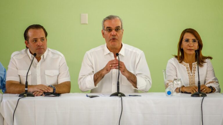 Abinader anuncia construcción de 112 apartamentos para afectados por las lluvias en Villa Montellano, Puerto Plata