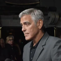 George Clooney califica de "crimen de guerra" las amenazas de Trump de acabar con Irán