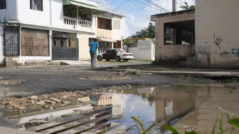 Moradores de El Almirante denuncian deterioro de badén y colapso del drenaje pluvial