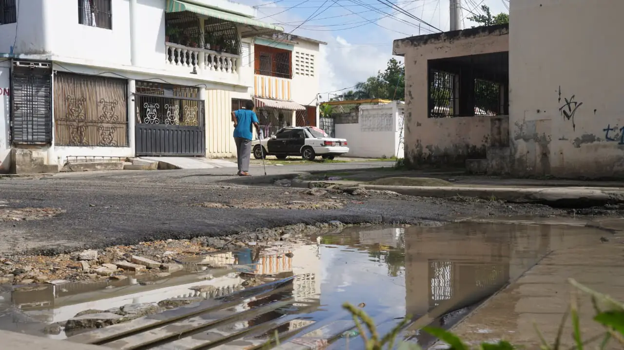 Moradores de El Almirante denuncian deterioro de badén y colapso del drenaje pluvial