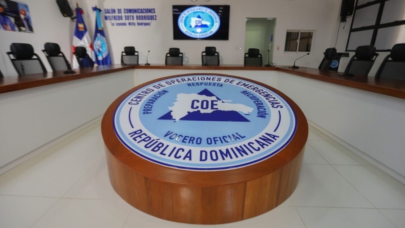 COE emite alerta verde en varias provincias por lluvias, vaguada y onda tropical