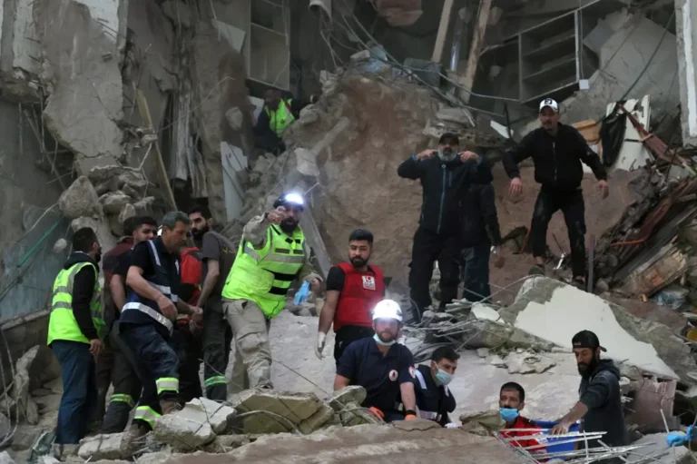 Irán dice que EE.UU. debe elegir entre el alto el fuego o seguir la guerra junto a Israel