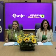 Arajet implementa programa Sunflower para pasajeros con discapacidades no visibles