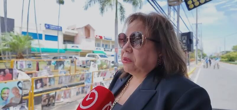 Familiares y allegados de víctimas del Jet Set acuden a la zona cero previo al aniversario de la tragedia