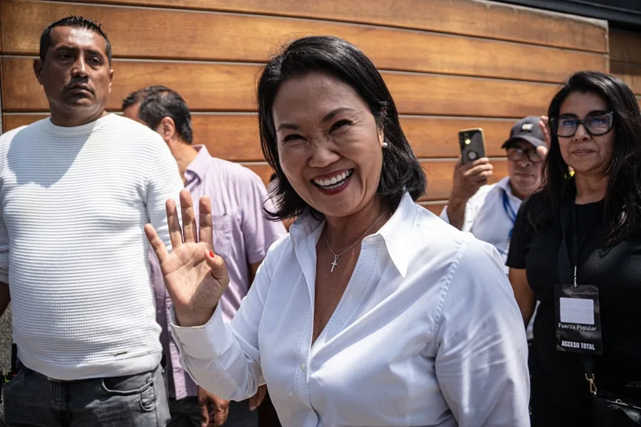 Keiko Fujimori encabeza los sondeos a boca de urna de la elección presidencial en Perú