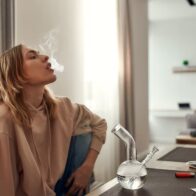Fumar y vapear marihuana aumenta el riesgo de ataques de asma entre adultos jóvenes, según un estudio