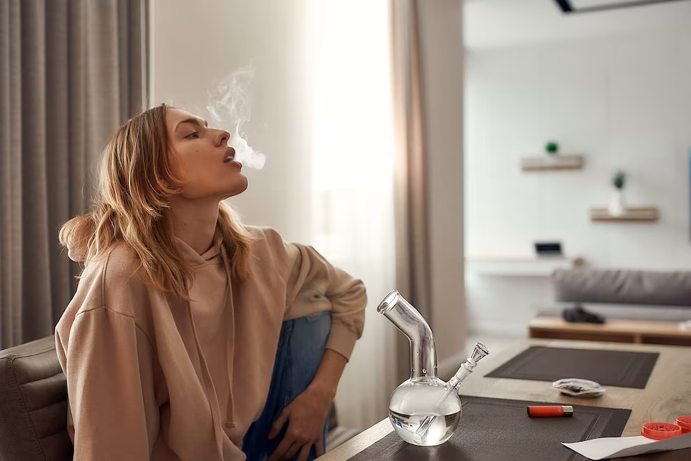Fumar y vapear marihuana aumenta el riesgo de ataques de asma entre adultos jóvenes, según un estudio