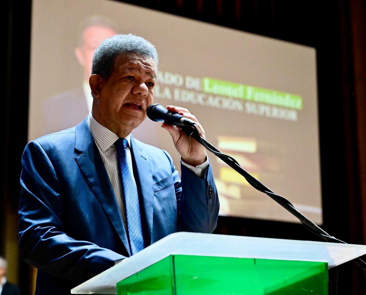 Leonel Fernández cuestiona posible fusión del MESCyT con el Minerd y propone modernización de la UASD