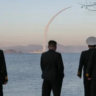 Kim supervisa nueva prueba de misiles de Corea del Norte desde un destructor ante tensiones con Corea del Sur