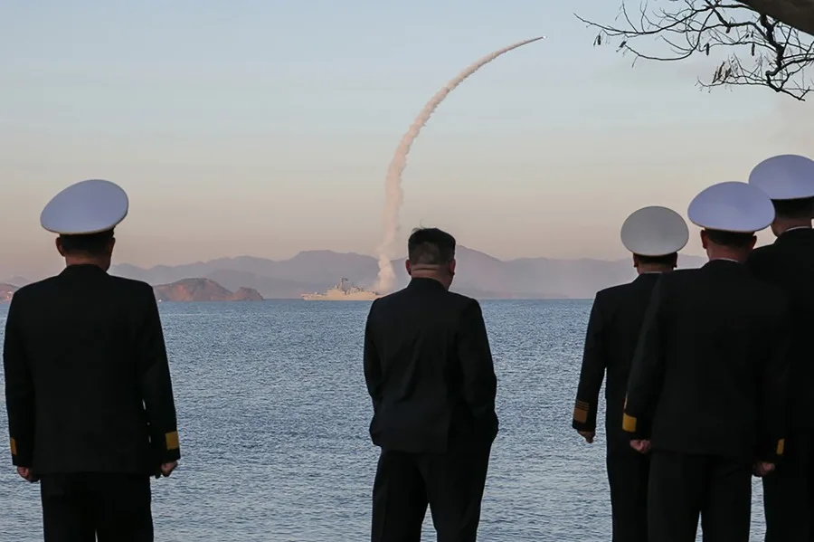Kim supervisa nueva prueba de misiles de Corea del Norte desde un destructor ante tensiones con Corea del Sur