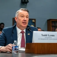 Renuncia el jefe interino de ICE y supervisor del plan de deportación masiva de Trump