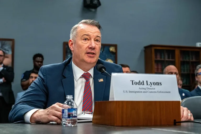 Renuncia el jefe interino de ICE y supervisor del plan de deportación masiva de Trump