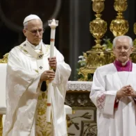 León XIV preside su primera Vigilia Pascual y bautizará a diez adultos en San Pedro