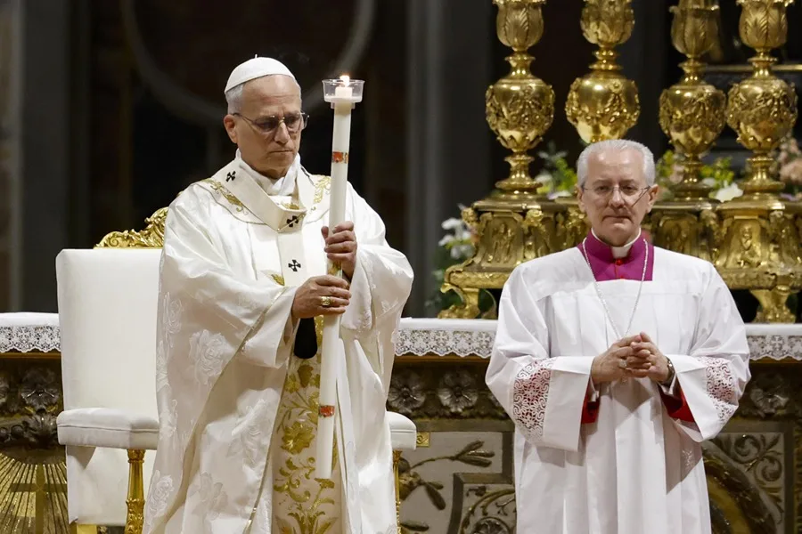 León XIV preside su primera Vigilia Pascual y bautizará a diez adultos en San Pedro
