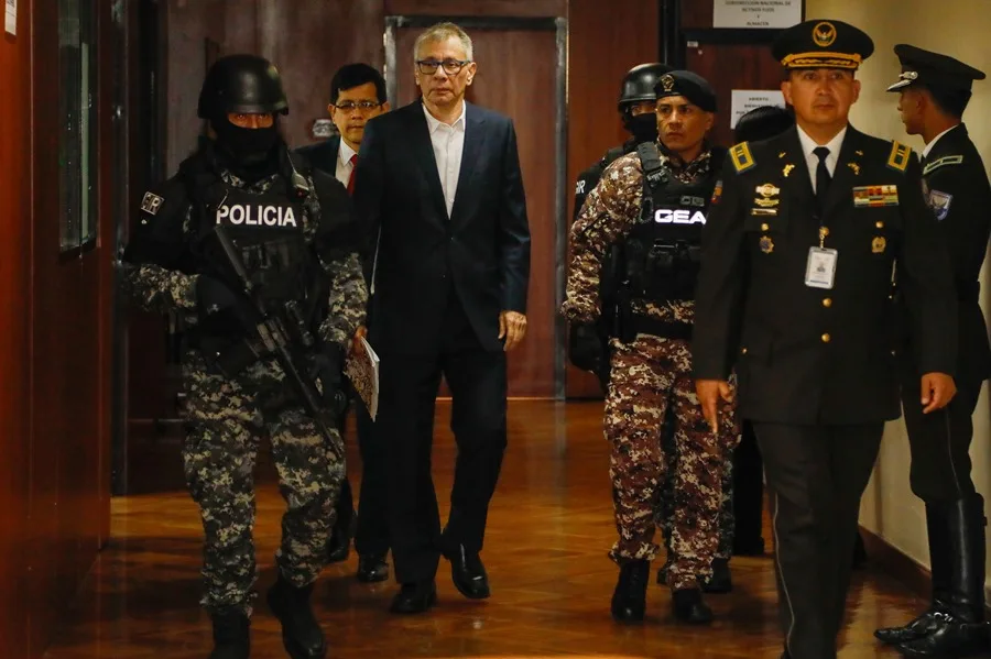 Presidente de Colombia acusa a gobierno de Ecuador de estar "dejando morir de hambre" a Jorge Glas