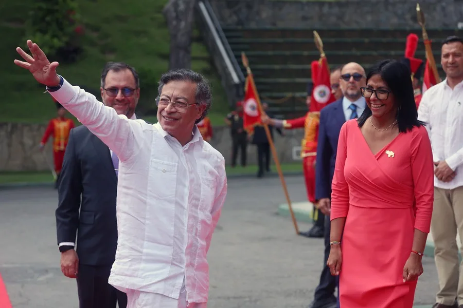 Petro es recibido por Delcy Rodríguez en primera visita a Venezuela tras captura de Maduro