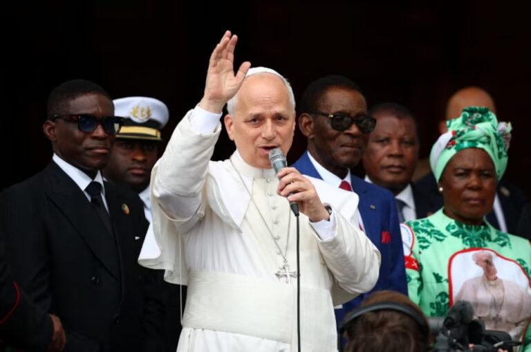 El papa León XIV afirmó que la Iglesia no aprueba la bendición formal de parejas homosexuales