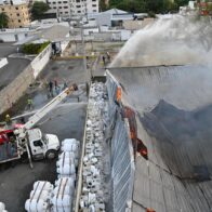 Bomberos resultan con lesiones leves mientras controlan incendio en almacén de Alma Rosa