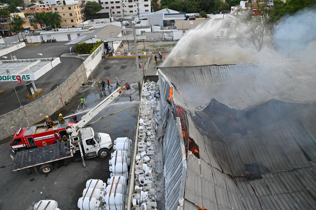Bomberos resultan con lesiones leves mientras controlan incendio en almacén de Alma Rosa
