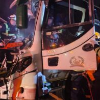 Bus de transporte público con 42 pasajeros a bordo se volcó en la vía Bogotá-La Vega: organismos de socorro atienden la emergencia