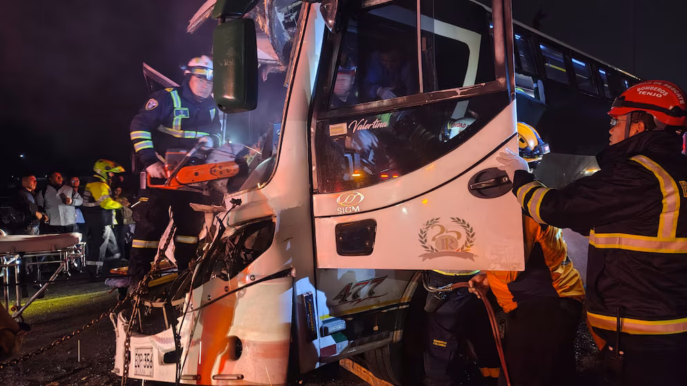 Bus de transporte público con 42 pasajeros a bordo se volcó en la vía Bogotá-La Vega: organismos de socorro atienden la emergencia
